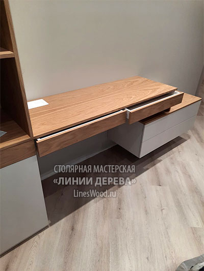 Комплект мебели на заказ: шкаф с зеркалом, стол с подвесной тумбой и подоконник с ограждением радиатора