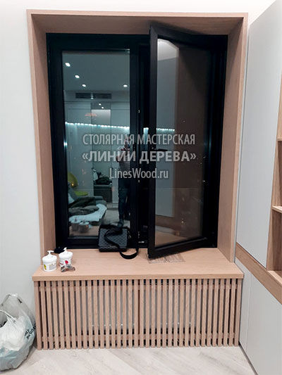 Комплект мебели на заказ: шкаф с зеркалом, стол с подвесной тумбой и подоконник с ограждением радиатора