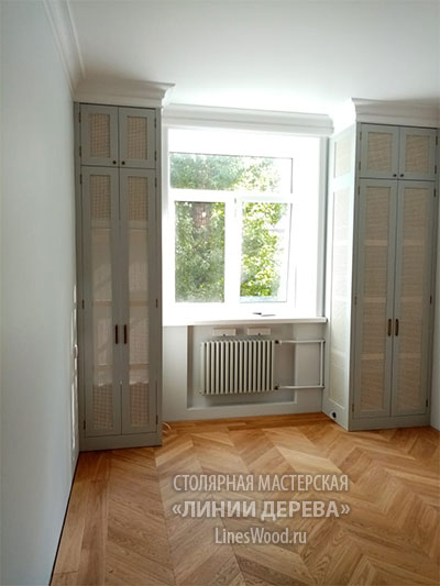 Парные шкафы с фасадами из ротанга: элегантное решение для небольшой комнаты