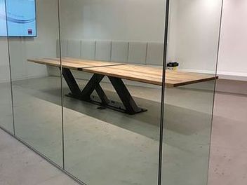 Деревянные столы для переговоров из массива